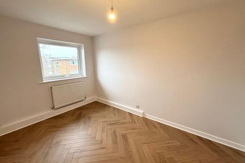 2 bedroom flat to rent, Maldon Road, Wallington