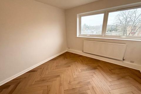 2 bedroom flat to rent, Maldon Road, Wallington