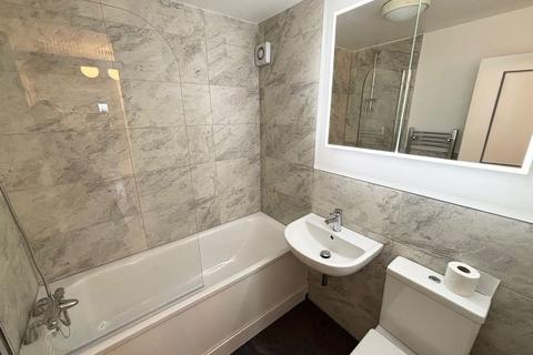 2 bedroom flat to rent, Maldon Road, Wallington