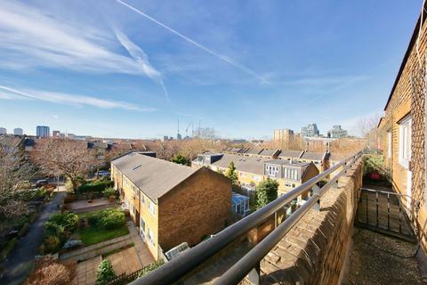 2 bedroom flat to rent, Garrick Close, Wandsworth, SW18