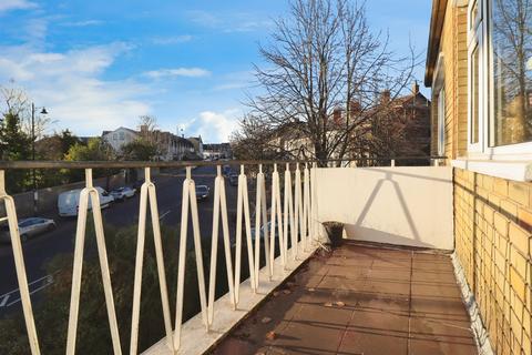 2 bedroom flat for sale, Beach Road, Penarth