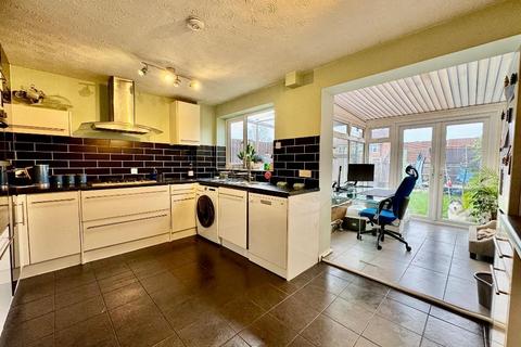 3 bedroom end of terrace house for sale, Renshaw Close, Wigmore, Luton, Bedfordshire, LU2 8TD