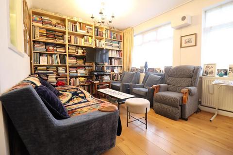 3 bedroom flat for sale, Edgware HA8