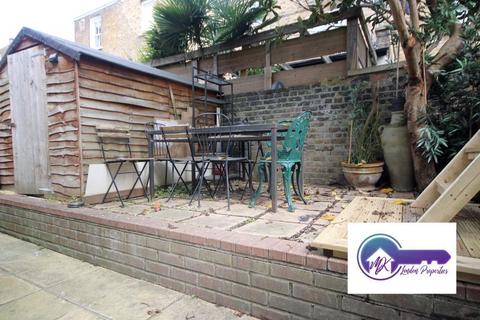 1 bedroom in a flat share to rent, London W9