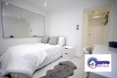 1 bedroom in a flat share to rent, London W9