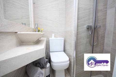 1 bedroom in a flat share to rent, London W9