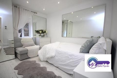 1 bedroom in a flat share to rent, London W9