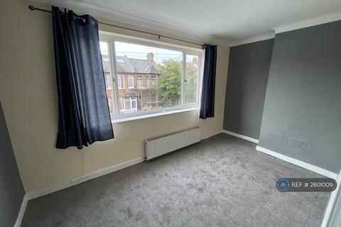 4 bedroom terraced house to rent, Caistor Park Road, London, E15