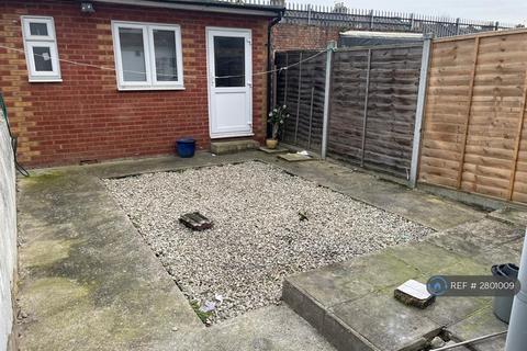4 bedroom terraced house to rent, Caistor Park Road, London, E15