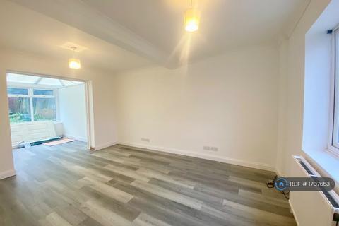 3 bedroom terraced house to rent, Auckland Road, Reading, RG6