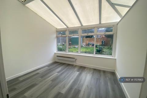 3 bedroom terraced house to rent, Auckland Road, Reading, RG6