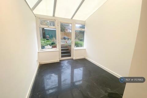 3 bedroom terraced house to rent, Auckland Road, Reading, RG6
