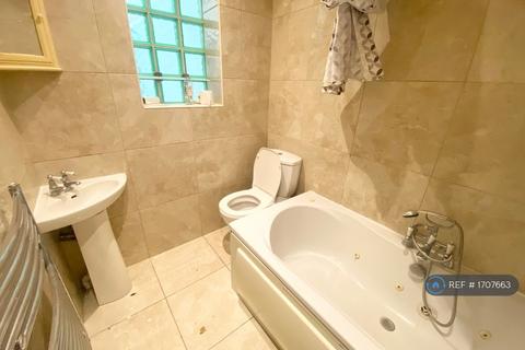 3 bedroom terraced house to rent, Auckland Road, Reading, RG6