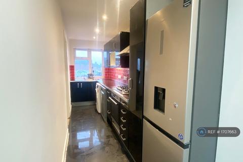 3 bedroom terraced house to rent, Auckland Road, Reading, RG6