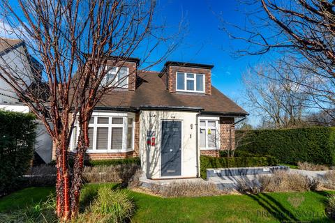 5 bedroom detached house for sale, Caldecote Gardens, Bushey
