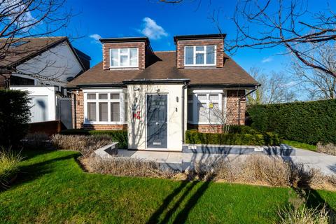 5 bedroom detached house for sale, Caldecote Gardens, Bushey
