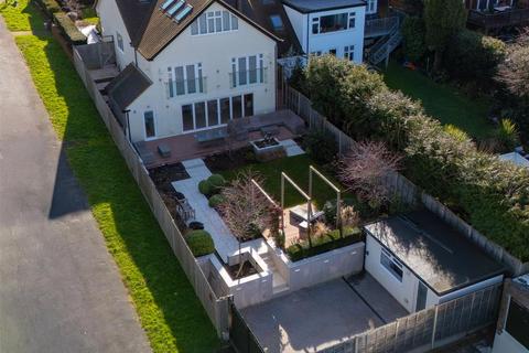 5 bedroom detached house for sale, Caldecote Gardens, Bushey