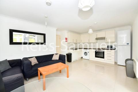 3 bedroom apartment to rent, Eleanor Close, London SE16