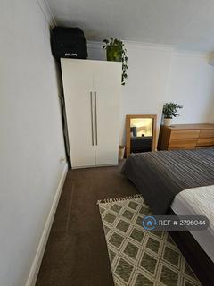 1 bedroom in a house share to rent, Yew Tree Gardens, Epsom, KT18