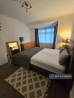 1 bedroom in a house share to rent, Yew Tree Gardens, Epsom, KT18
