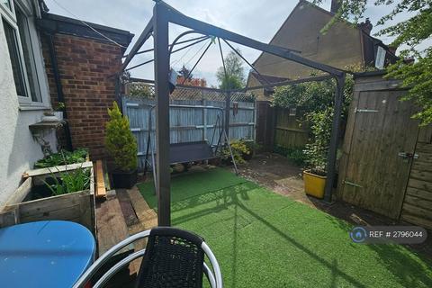 1 bedroom in a house share to rent, Yew Tree Gardens, Epsom, KT18