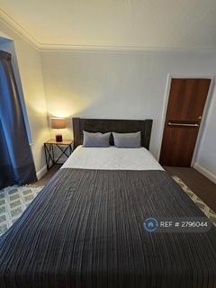 1 bedroom in a house share to rent, Yew Tree Gardens, Epsom, KT18
