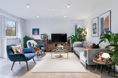 2 bedroom flat to rent, Ericcson Close, SW18