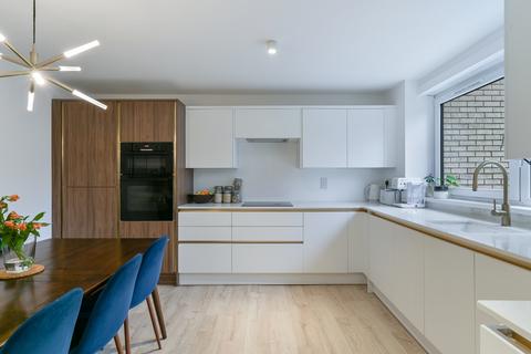 2 bedroom flat to rent, Ericcson Close, SW18