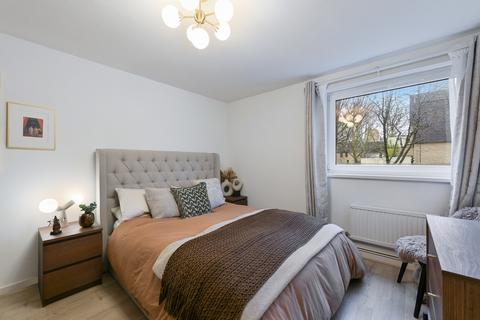 2 bedroom flat to rent, Ericcson Close, SW18