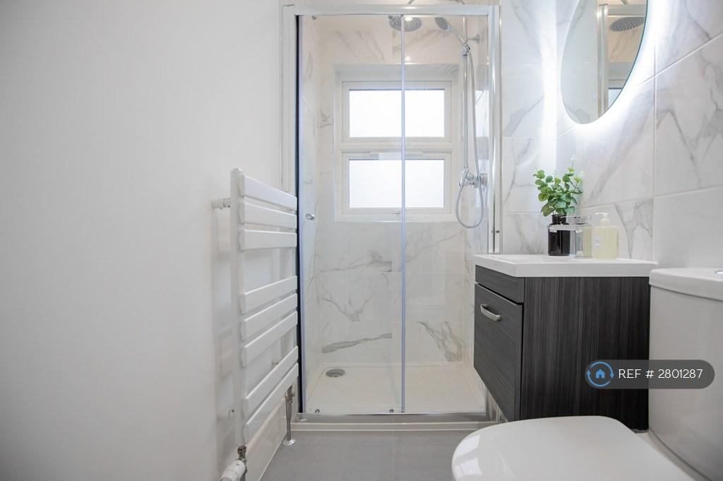 Room 6 - Ensuite