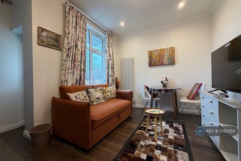 1 bedroom flat to rent, Lynton Road, London, W3