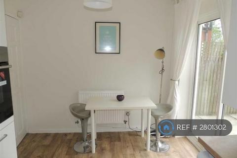 2 bedroom end of terrace house to rent, Bracewell Close, Manchester, M12