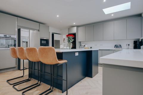 4 bedroom detached house for sale, Chiltern Close, Bushey, WD23