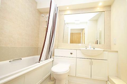 2 bedroom flat to rent, Smugglers Way, London SW18