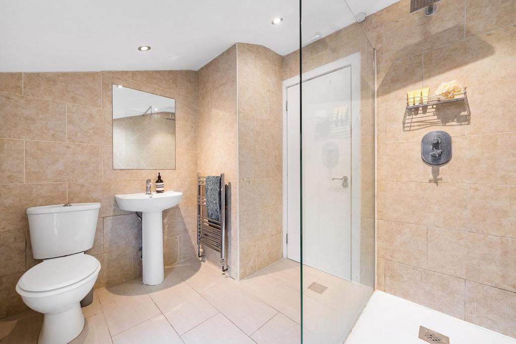Bathroom (2).JPG