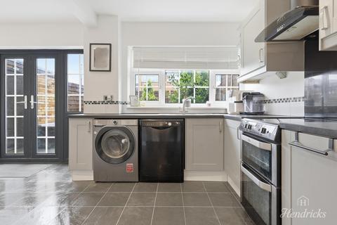 3 bedroom semi-detached house for sale, Bramble Road, Leigh-on-sea, SS9 5