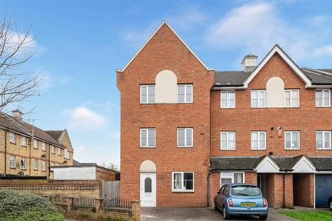 4 bedroom house to rent, Goodey Road, Barking, IG11 9PB