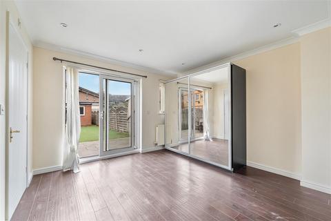 4 bedroom house to rent, Goodey Road, Barking, IG11 9PB