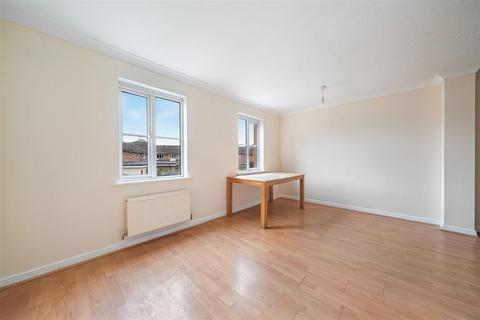 4 bedroom house to rent, Goodey Road, Barking, IG11 9PB
