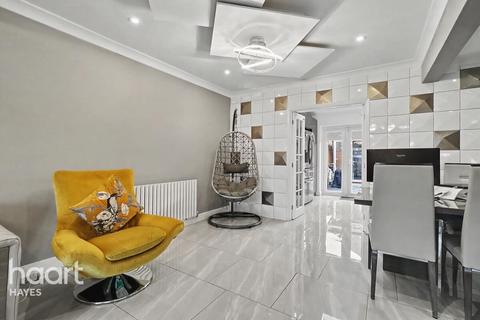 3 bedroom end of terrace house for sale, Wood End, Hayes