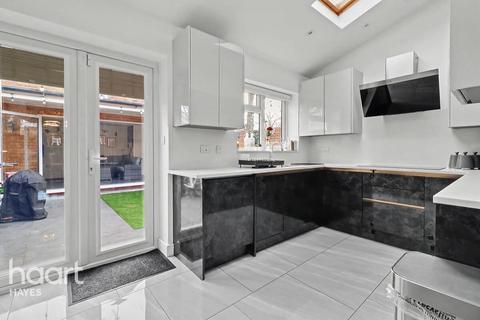 3 bedroom end of terrace house for sale, Wood End, Hayes