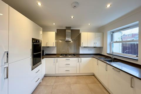 3 bedroom terraced house to rent, Duke Street, Windsor, SL4