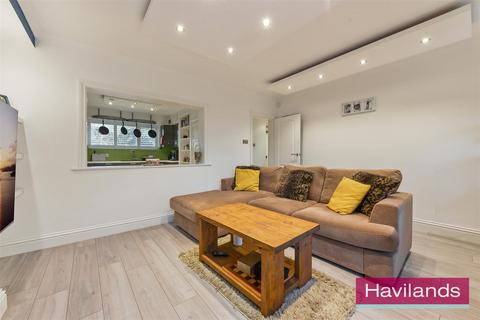 3 bedroom flat for sale, The Poplars, London