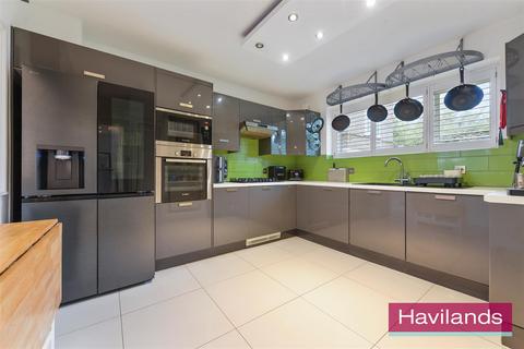 3 bedroom flat for sale, The Poplars, London