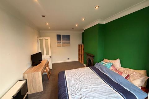 2 bedroom terraced house to rent, Wellington Road, Enfield
