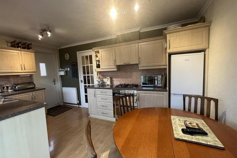 3 bedroom semi-detached house for sale, Thirlmere Avenue, Bradford BD12