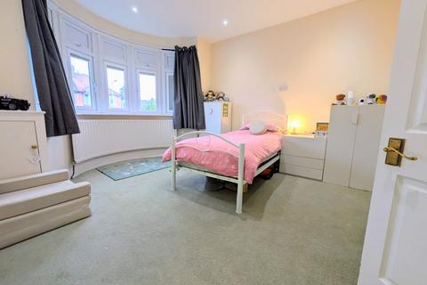 3 bedroom detached bungalow for sale, Recreation Avenue, Romford, RM3