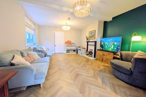 3 bedroom detached bungalow for sale - Recreation Avenue, Romford, RM3