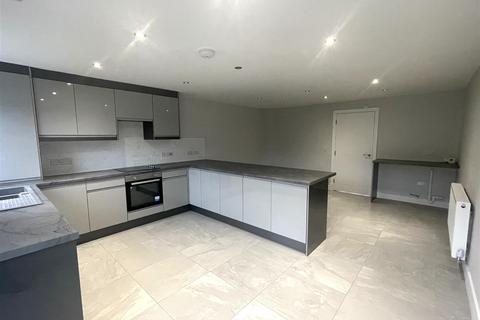 4 bedroom house to rent, Finstock Avenue, Stoke-On-Trent ST3