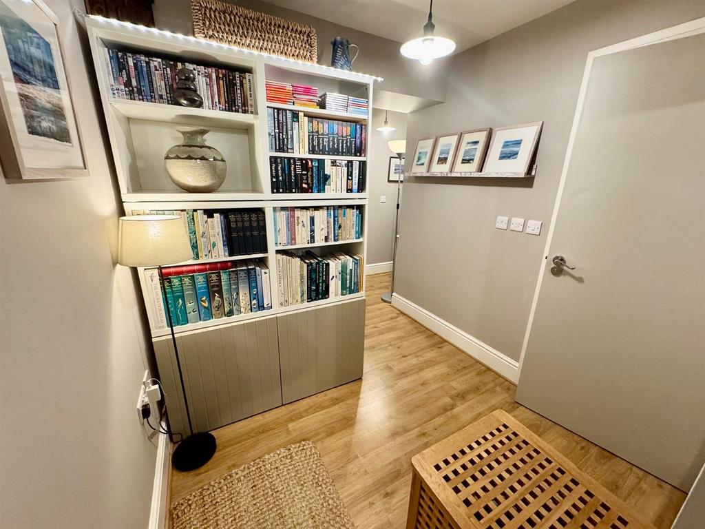 Hallway 2.jpg